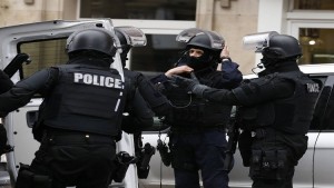 قوات الأمن الفرنسية تلقي القبض على الصحفيين الفرنسيين