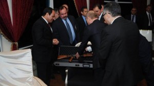 الرئيس بوتين يهدي بندقية كالاشنيكوف الى الرئيس السيسي