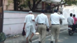 هندي يقطع راس زوجته ويمشي بها فالشارع