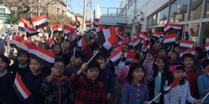 مئات الطلاب اليابانيين يرفعون علم مصر تحية للرئيس عبد الفتاح السيسي