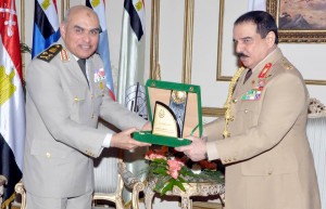 ملك البحرين يلتقى القائد العام للقوات المسلحة1