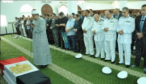 جدى عبد الغفار وزير الداخلية يتقدّم مُشيّعى الجنازة العسكرية 1