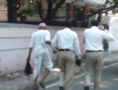 هندي يقطع رأس زوجته ويسير ممسكا بها في الشارع (فيديو)