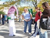 عمدة ولاية إيداهو الأمريكية يتوسل إلى طلاب سعوديين وكويتيين