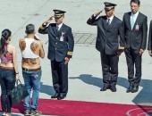 بالصور…ولي عهد تايلاند يرتدي “صـدرية” مع زوجته الثالثة في ألمانيا