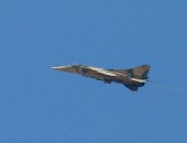 الدفاع السورية: التحالف الدولي يسقط مقاتلة للجيش بريف الرقة وفقدان الطيار
