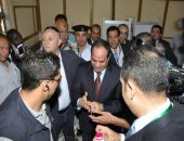 الرئيس المصري عبدالفتاح السيسي يدلي بصوته في صناديق اقتراع الإنتخابات الرئاسية