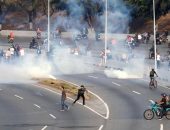 حرب شوارع بعاصمة فنزويلا.. وأنصار مادورو يتحركون ضد الانقلاب