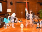 وزيرة الهجرة المصريةتتابع سير عمل غرفة عمليات متابعة انتخابات مجلس النواب للمصريين بالخارج في المرحلة الأولى