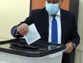 رئيس الوزراء المصري يدلى بصوته في انتخابات مجلس النواب بالمدرسة المصرية اليابانية بالشيخ زايد