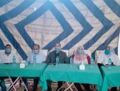 الدكتورة أميمه عباس وكيلة وزارةالصحة بالفيوم ورئيس مدينة ابشواي يكرمان ابطال الجيش الأبيض خلال التصدي لجائحة كورونا.