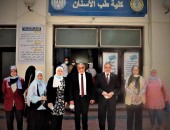 رئيس جامعة الأزهر يتفقد لجان امتحانات كلية طب الأسنان بنات ويقوم بتوزيع هدايا على الطالبات.