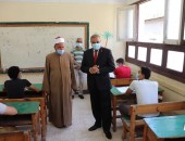 رئيس جامعة الأزهر يتفقد امتحانات الشهادة الثانوية الأزهرية في يومها الأول.