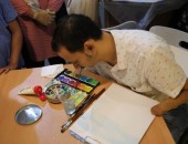 الدكتور الأزهري رضا فضل.. قصة فنان تشكيلي بدأت من إعاقة اليدين