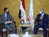 وزير النقل يلتقي السفير الفرنسي بالقاهرة بمناسبة انتهاء فترة عمله في مصر