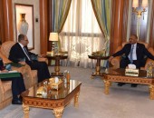 لدى استقباله السفير المصري.. الرئيس الزُبيدي يشدد على أهمية تكامل الأدوار في مكافحة الإرهاب وتأمين الملاحة الدولية