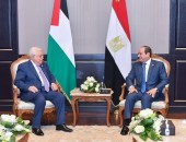 السيسي يستقبل الرئيس الفلسطيني محمود عباس، والوفد المرافق له، وذلك بحضور اللواء عباس كامل رئيس المخابرات العامة”.