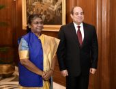 “السيدة دروبادي مورمو، رئيسة جمهورية الهند تستقبل السيد الرئيس عبد الفتاح السيسى في قصر “راشتراباتي بهافان” الجمهوري بنيودلهي”.