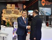 “وزير الدولة للإنتاج الحربي” يتفقد جناح الوزارة بمعرض الدفاع الدولي “IDEX 2023” في الإمارات