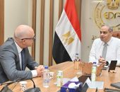 رئيس هيئة الدواء المصرية يجتمع مع مدير الأسواق العالمية لشركة روش السويسرية