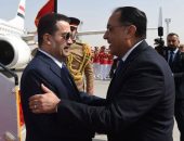 رئيس الوزراء يستقبل رئيس الوزراء العراقي بمطار القاهرة