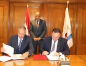 المهندس محمود عصمت يشهد توقيع اتفاق تسوية بين “النيل لحليج الأقطان” والقابضة للتشييد والتعمير