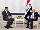 نائب رئيس مجلس الوزراء وزير الخارجيَّة يستقبل السفير الكويتيّ لدى العراق