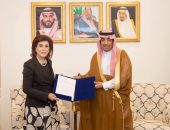 السفيرة صفية طالب السهيل تُقدم نسخة من أوراق اعتمادها إلى وكيل وزارة الخارجيَّة السعوديَّة