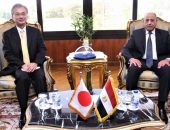 وزير الطيران المدني يبحث مع السفير الياباني بالقاهرة آفاق التعاون المشترك في مجال صناعة النقل الجوي بين البلدين