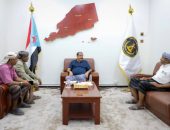 اللواء بن بريك يناقش الوضع اليمني والعسكري في مديرية مكيراس