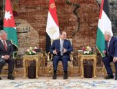 سفير دولة فلسطين في مصر: الرئيس أبو مازن يصل غداً الأحد للمشاركة في أعمال القمة الثلاثية المصرية الأردنية الفلسطينية