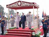 الرئيس السيسي يضع إكليلامن الزهور علي النصب التذكاري لشهداء القوات المسلحة