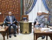 رئيس مجلس السيادة السوداني يوجِّه دعوة رسمية لشيخ الأزهر لزيارة البلاد