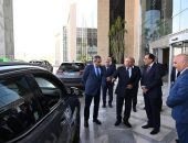رئيس الوزراء يتفقد سيارات تاكسي العاصمة أمام مقر المجلس بالعاصمة الإدارية