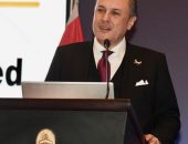 غرفة التجارة الأمريكية في مصر تستضيف وزير السياحة والآثار في لقائها الشهري وتمنحه العضوية الشرفية