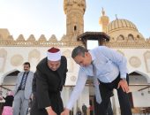 رئيس قطاع المعاهد الأزهرية وقيادات الأزهر يشاركون الوافدين إفطارهم بالجامع الأزهر