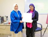مستشار شيخ الأزهر لشؤون الوافدين تتفقد ورشة تدريب الطلاب على فن البورتوريه
