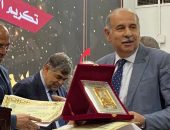 نقابة الأطباء تكرم أستاذًا بطب الأزهر وتمنحه لقب: الطبيب المثالي
