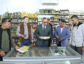 محافظ كفر الشيخ يتفقد الأسواق والمحال والمنافذ للتأكد من توافر كافة السلع ويلتقي بعدد من المواطنين