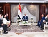 السيد الرئيس عبد الفتاح السيسي يستقبل السيد “رودولف سعادة”، الرئيس التنفيذي لشركة الخطوط الملاحية الفرنسية العالمية “CMA CGM”، وعدداً من كبار المسئولين بالشركة، وذلك بحضور الفريق كامل الوزير، وزير النقل.