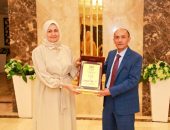 مستشار وزير الأوقاف اليمني يكرم الدكتورة نهلة الصعيدي تقديرًا لعطائها ويصفها بأنها أم حقيقية للوافدين