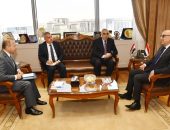 وزير الإسكان يبحث مع السفير العراقى بالقاهرة سبل تعزيز التعاون بين البلدين.. ودور شركات المقاولات المصرية فى تنفيذ المشروعات التنموية بالعراق