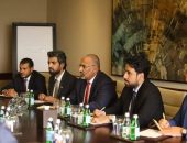 الرئيس القائد عيدروس الزُبيدي:التقيت مساء اليوم السيد تيم ليندركينج المبعوث الأمريكي إلى بلادنا، واستعرضنا معا الجهود الإقليمية والأممية الرامية لإنهاء الحرب وإحلال السلام في البلاد.