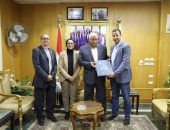 محافظ الوادي الجديد يبحث إنشاء ” أكاديمية النخيل ”  وتطوير معايير الجودة التصديرية للتمور