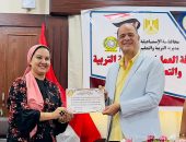 تكريم الأستاذة ولاء جمعة مدير عام الشئون التنفيذية بمديرية التربية والتعليم بمحافظة الإسماعيلية