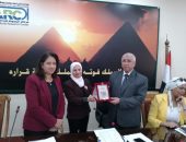رئيس مركز البحوث الزراعية يكرم  الدكتورة ميرفت صدقي عبد الوهاب رئيس بحوث بمعهد الإرشاد الزراعي