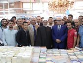 إقبال كبير على معرض الكتاب بالمكتبة المركزية بجامعة الأزهر