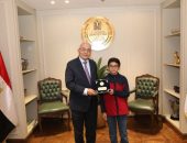 وزير التربية والتعليم يستقبل الطالب النابغ يحيى عبد الناصر.. ويهديه درع الوزارة