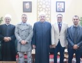 فضيلة الشيخ/ أيمن عبدالغني رئيس قطاع المعاهد الأزهرية، والأستاذ الدكتور أحمد الشرقاوي رئيس الإدارة المركزية للتعليم يتفقدان جناح الأزهر الشريف بمعرض القاهرة الدولي للكتاب في نسخته ال55