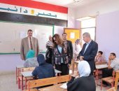 محافظ دمياط تتفقد لجان امتحانات الشهادة الإعدادية بمدرسة الشهيد أحمد عوضين الإعدادية بكفر البطيخ